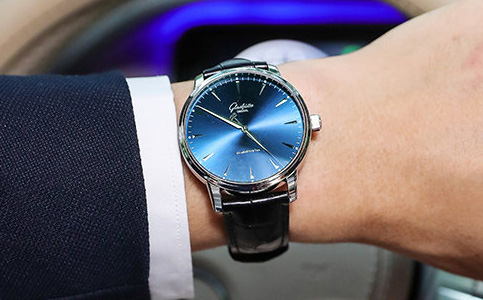 無(wú)錫格拉蘇蒂售后服務(wù)中心(解決格拉蘇蒂手表進(jìn)水)